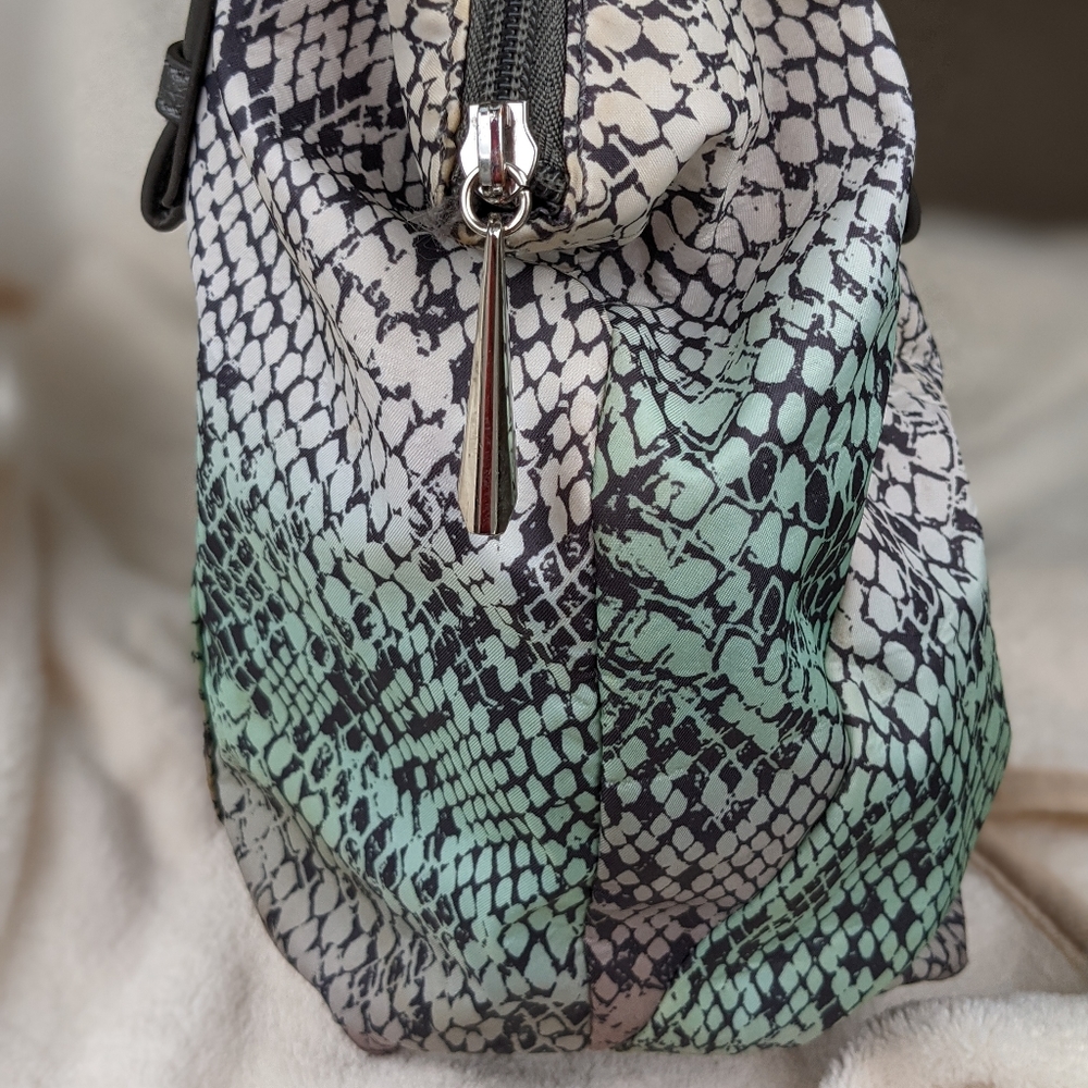 ☀️Simply Vera Wang shoulder bag green white snake fabric print - Picture 3 of 17